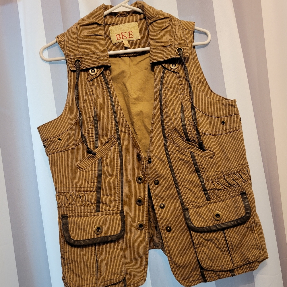 Brown Striped Vest BKE brand size Large with Big Pockets